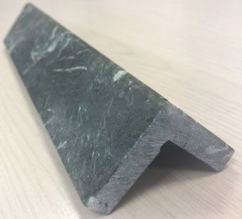 Уголок змеевик полированный с фаской 300х40х40 мм фотография