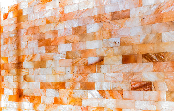 Стена из гималайской соли
