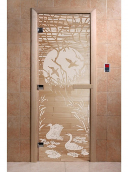 Стеклянная дверь для бани и сауны с рисунком ЛЕБЕДИНОЕ ОЗЕРО, коробка осина, прозрачная, 8 мм, 3 петли хром, квадратные 1900х800 мм (по коробке) фотография